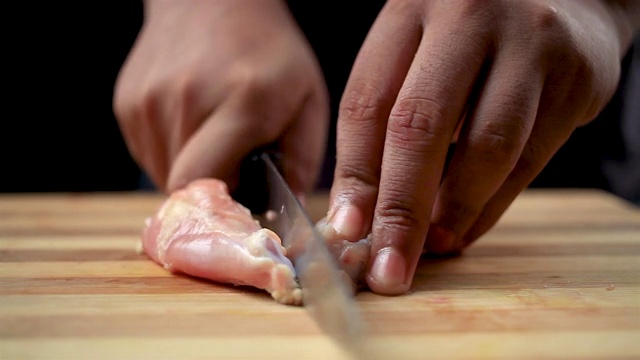 生鲜鸡翅的切割和制作形状的鸡肉棒棒糖由厨师视频素材