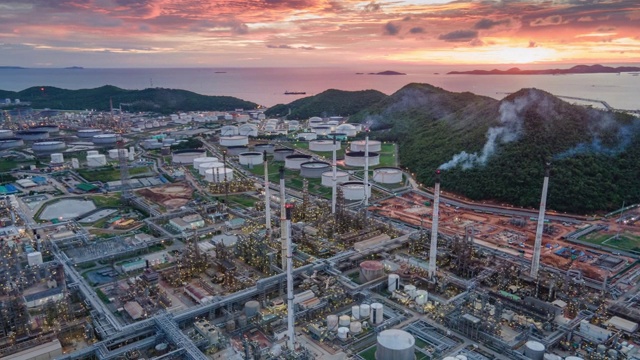 4K Hyperlapse Oil and Gas Refinery Manufacturing Plant的翻译结果:、石化或化学蒸馏过程建筑。在黄昏日落的电力和能源工业工厂，工程石油视频素材