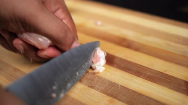 生鲜鸡翅的切割和制作形状的鸡肉棒棒糖由厨师视频素材