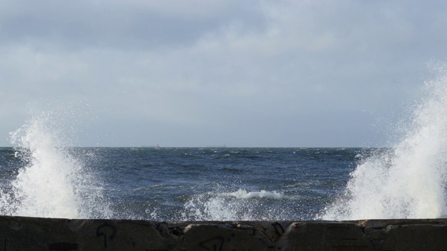 暴风雨时海浪很大视频素材