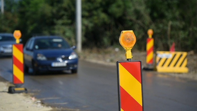 施工道路工程时，危险区域设有黄色警告灯视频素材