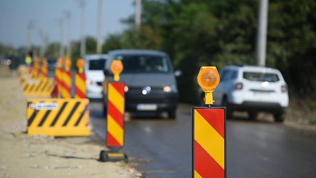 施工道路工程时，危险区域设有黄色警告灯视频素材