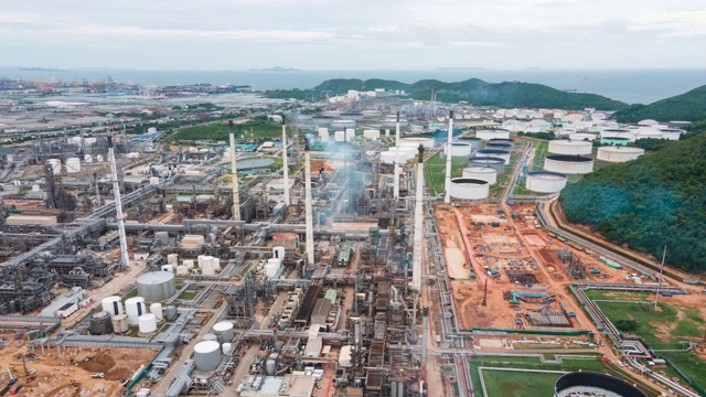 4K空中超陷石油石化行业背景:石油和天然气炼油厂。全球变暖的象征视频素材