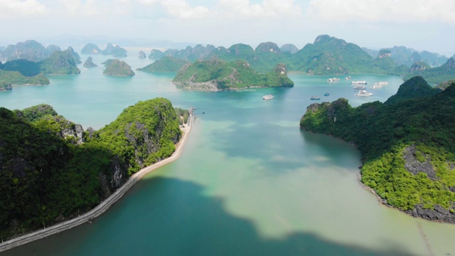 空中:飞越下龙湾岩石尖塔，越南著名的旅游景点视频素材