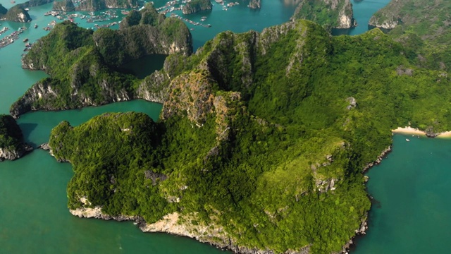 空中:飞越下龙湾岩石尖塔，越南著名的旅游景点视频素材