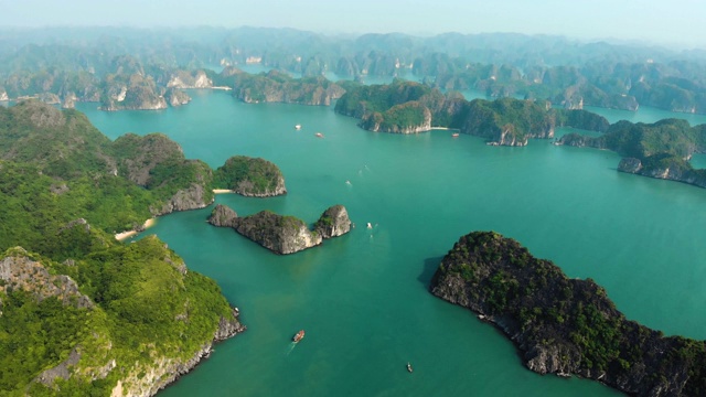 空中:飞越下龙湾岩石尖塔，越南著名的旅游景点视频素材