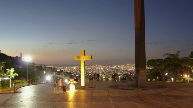 从Praça do Papa，巴西米纳斯吉拉斯州首府贝洛奥里藏特一个非常受欢迎的休闲广场，快速的白天到夜晚的过渡时间。视频素材