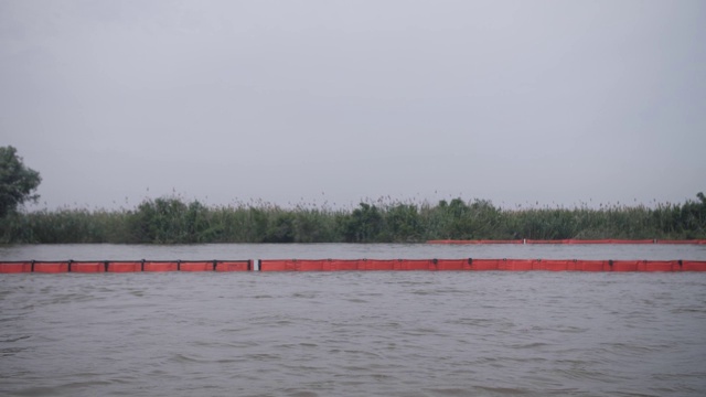 栅栏，石油泄漏，浮栅视频素材