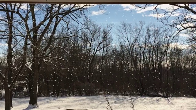 融化的雪从屋顶滴落下来视频素材