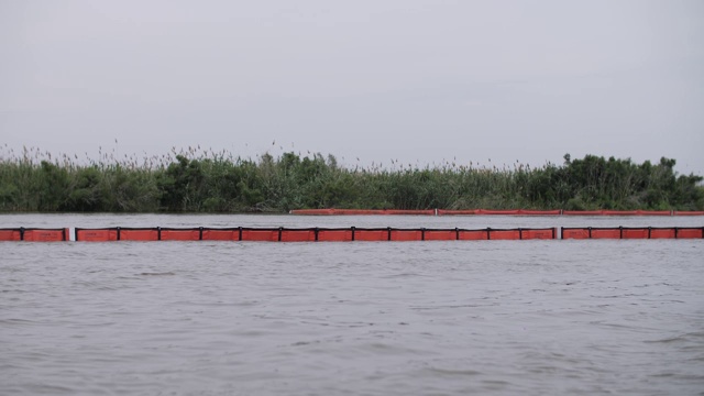 栅栏，石油泄漏，浮栅视频素材