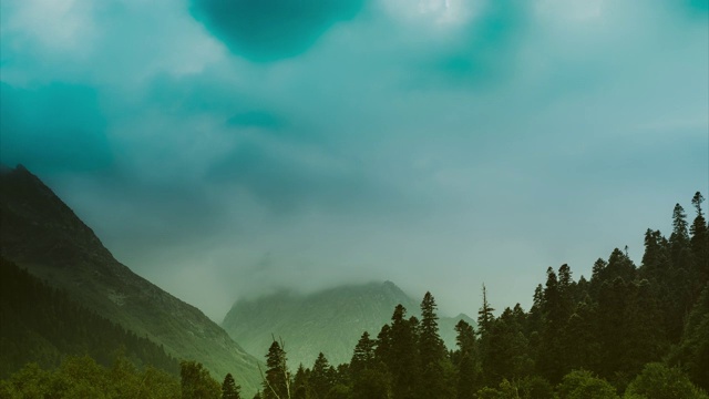 魔山的风景。美丽的傍晚天空和云在山区的景观。云朵漂浮在天空中，收紧了天空。间隔拍摄视频素材