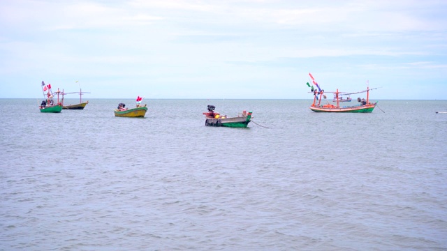 小渔船在波涛汹涌的海面上航行视频素材