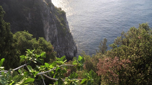 陡峭的悬崖和海洋附近的波西塔诺在阿马尔菲海岸视频素材