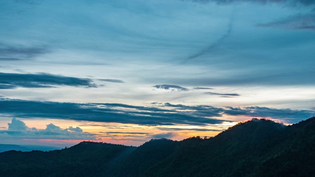 日落时热带山景的时间流逝视频素材