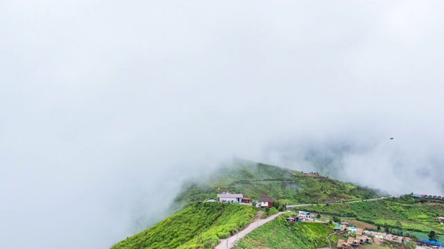 冬季热带森林，雾流过山脉，时间流逝视频视频素材