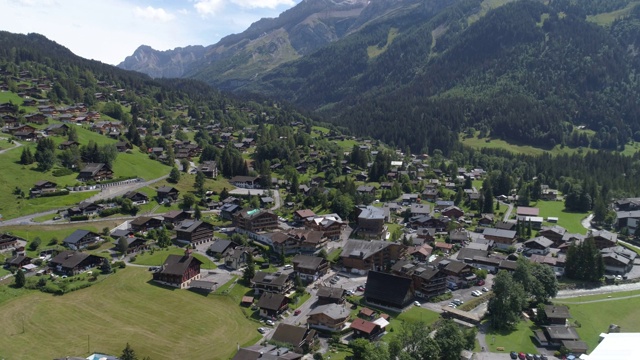 Diablerets村庄与滑翔伞-空中4K视频素材