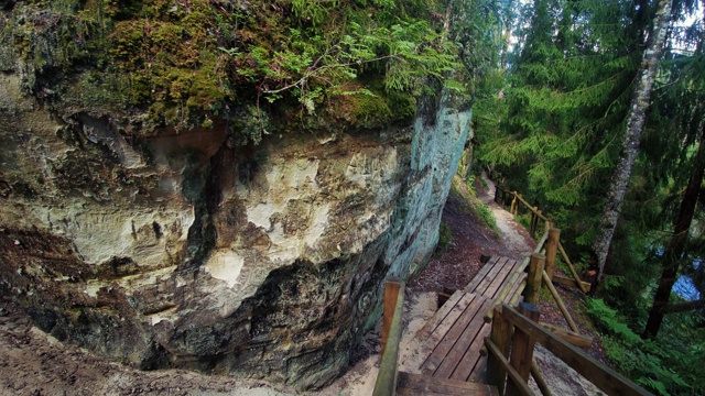 ． 高佳河和白色砂岩悬崖的谢蒂尼兹岩宁静的风景。视频素材