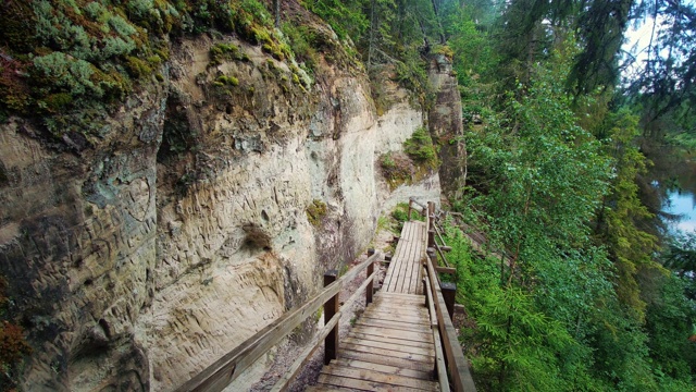 ． 高佳河和白色砂岩悬崖的谢蒂尼兹岩宁静的风景。视频素材