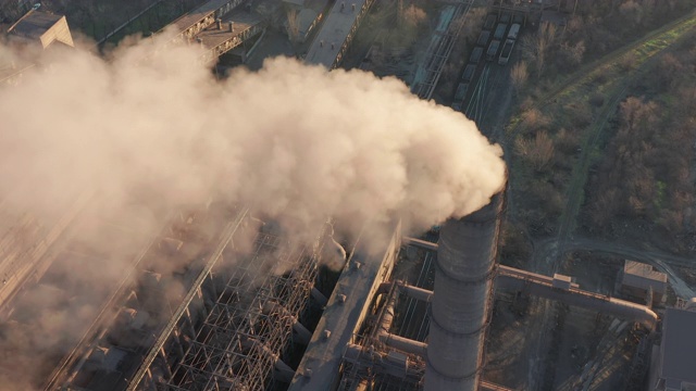 日落时，空气中管道冒出黑烟。环境污染。工业工厂的大型管道产生化学烟雾视频素材