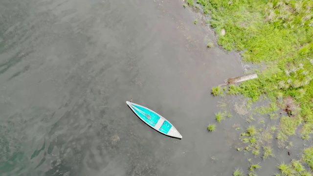 蓝色的旧木船在平静的海浪上摇摆。河上宁静的早晨。俯视图视频素材