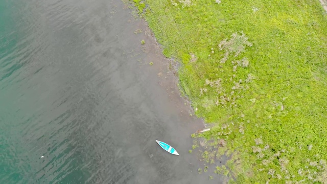 蓝色的旧木船在平静的海浪上摇摆。河上宁静的早晨。俯视图视频素材