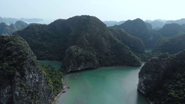 空中:飞越下龙湾岩石尖塔，越南著名的旅游景点视频素材