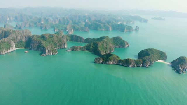 空中:飞越下龙湾岩石尖塔，越南著名的旅游景点视频素材