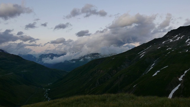 日落后不久，云层在瑞士阿尔卑斯山的高山上移动视频素材