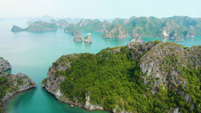 空中:飞越下龙湾岩石尖塔，越南著名的旅游景点视频素材