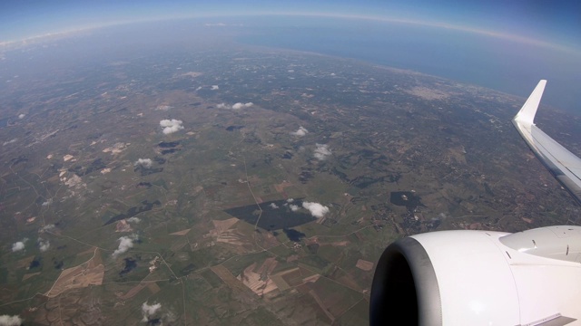 4 k。飞机在海岸上空转弯。从飞机窗口观看视频素材