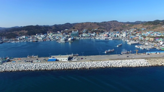 韩国庆尚北道古龙浦港/浦项溪附近的一个渔村视频素材