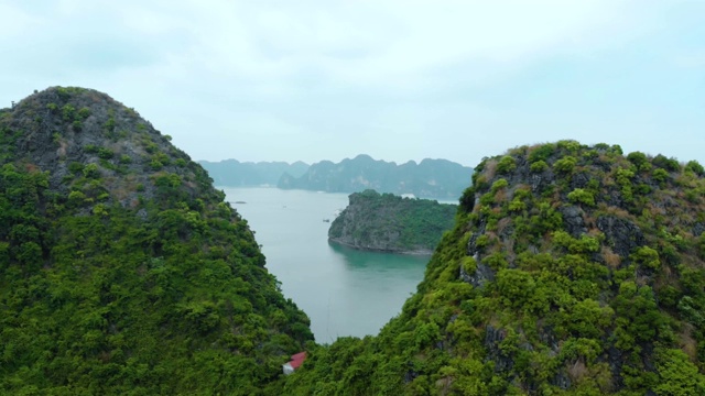 空中:飞越下龙湾岩石尖塔，越南著名的旅游景点视频素材