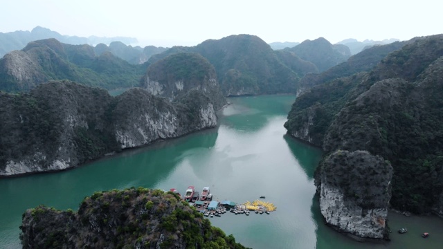 空中:飞越下龙湾岩石尖塔，越南著名的旅游景点视频素材