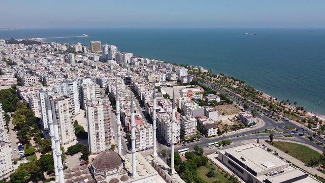 海滨城市挡住鸟瞰图视频素材