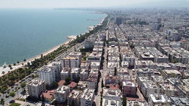 海滨城市挡住鸟瞰图视频素材