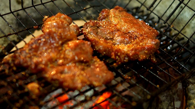 木炭上烤肉，慢动作视频素材