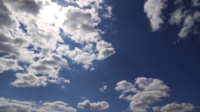 4k时间推移:烟雾浑浊的云漂浮在天空。阳光穿过云层。神奇的风景变得完全黑暗。视频素材