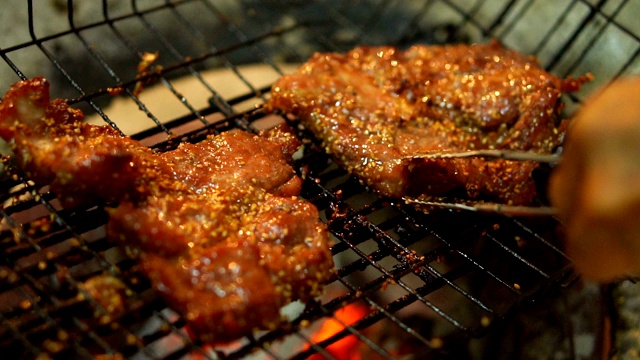 木炭上烤肉，慢动作视频素材