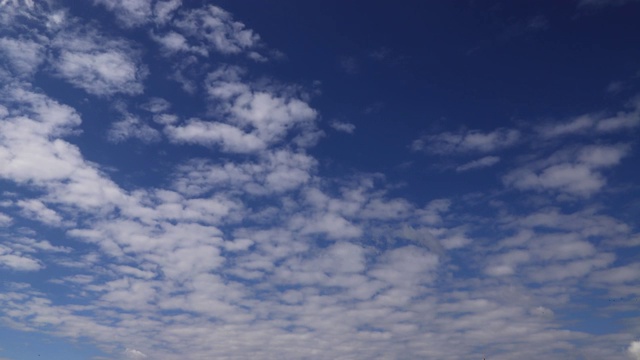 4k时间推移:烟雾浑浊的云漂浮在天空。阳光穿过云层。神奇的风景变得完全黑暗。视频素材