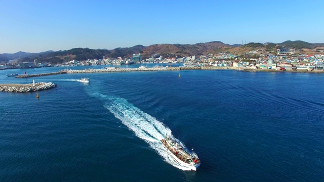 韩国庆尚北道古龙浦港/浦项溪附近的一个渔村视频素材