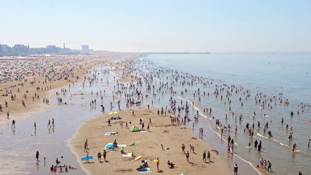 拥挤的大海和海滩视频素材