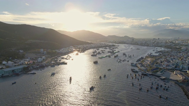 航拍慢镜头拍摄在一个繁忙的芽庄港口的旅游船。去越南旅游的概念。视频素材