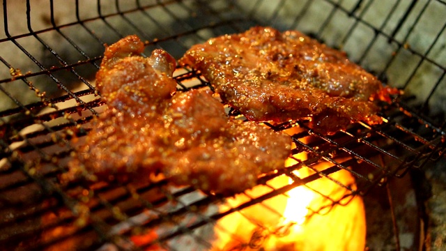 木炭上烤肉，慢动作视频素材