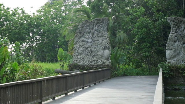 两座亚洲浅浮雕石碑靠近大桥视频素材