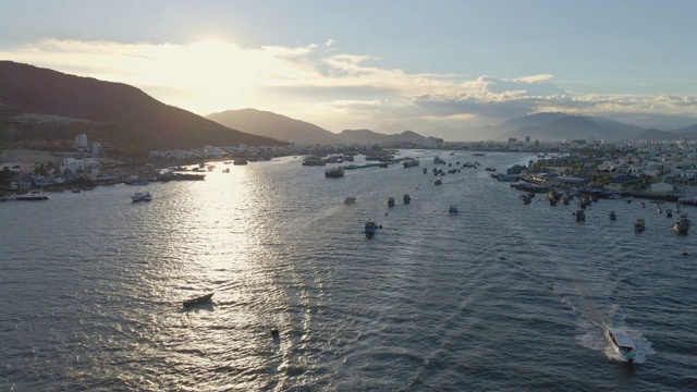 航拍慢镜头拍摄在一个繁忙的芽庄港口的旅游船。去越南旅游的概念。视频素材