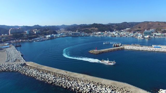 韩国庆尚北道古龙浦港/浦项溪附近的一个渔村视频素材