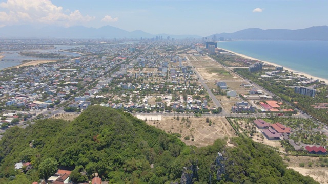 空中射击。从大理石山，在城市著名的旅游目的地揭示的城市大Nand的镜头。到岘港旅游的概念视频素材