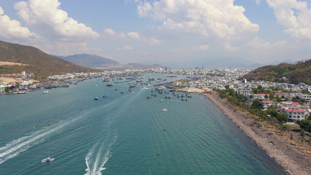 航拍慢镜头拍摄在一个繁忙的芽庄港口的旅游船。去越南旅游的概念。视频素材