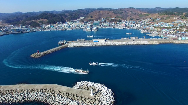 韩国庆尚北道古龙浦港/浦项溪附近的一个渔村视频素材