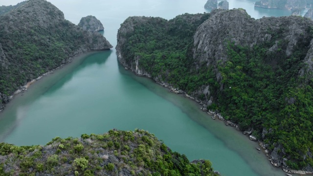 空中:飞越下龙湾岩石尖塔，越南著名的旅游景点视频素材